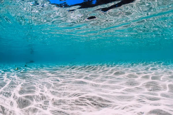 ハワイの白い砂が水中で熱帯の透明海 — ストック写真