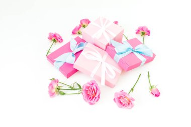 Pembe güllerin çiçek kompozisyonu ve beyaz arka planda izole edilmiş hediyeler. Düz yatış, Üst Görünüm