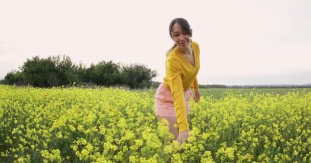 Mujer Feliz Caminando Campo Con Flores Amarillas Hermosa Mujer Despreocupada — Vídeos de Stock