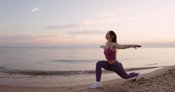 Menina Ajuste Desportivo Fazendo Exercícios Aeróbicos Fitness Livre Com Tons — Vídeo de Stock
