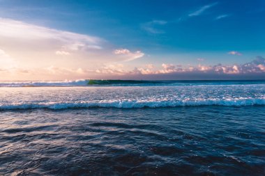 Bali adasında gün batımı ışığı ile okyanus dalgaları