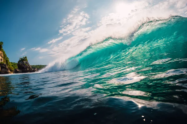 海洋中完美的桶波 破浪和太阳光 — 图库照片
