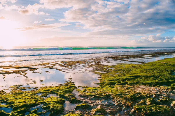 Strand Med Rev Och Havsvågor Tropisk Med Solnedgång Ljus — Stockfoto