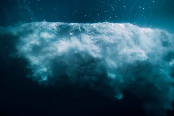 用泡泡在水下冲浪 水下透明海洋 — 图库照片