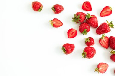 Beyaz arka planda taze çilek. Düz yatıyordu. Üst Manzara. Yaz tatlı meyveleri