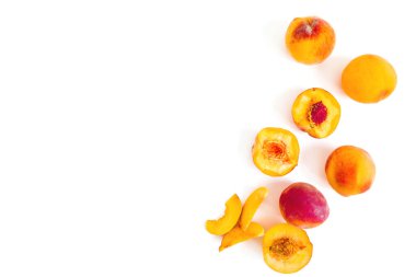 Beyaz arka planda lezzetli olgun şeftaliler. Tatlı nektarin meyveleri. Üst Manzara. Düz yatıyordu