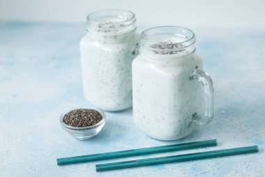 Chia tohumlu yoğurt veya smoothie, vejetaryen yiyecekler, diyet ve sağlık konsepti