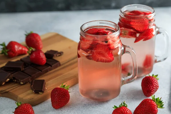 Erdbeer Erfrischungsgetränk Mit Beeren Und Küchentisch Mit Schokolade Diätgetränk Und — Stockfoto