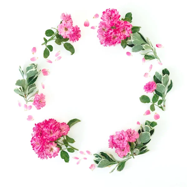 Okrągła Rama Różowych Róż Kwiaty Zielone Liście Białym Tle Płaskie — Zdjęcie stockowe