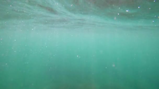 Волны Водой Пузырьками Солнечными Лучами Голубой Океан Водой — стоковое видео