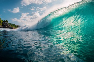 Okyanusta sörf fıçısı dalgası. Kırılan dalga ve güneş ışığı