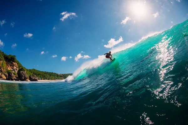Lipca 2020 Bali Indonezja Surfer Jeździć Desce Surfingowej Fali Beczkowej — Zdjęcie stockowe