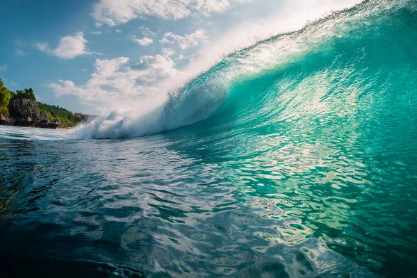 在海里冲浪的桶波 破浪和太阳光 — 图库照片