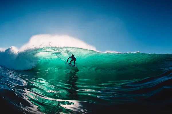 Lipca 2020 Bali Indonezja Surfer Jeździć Desce Surfingowej Fali Beczkowej — Zdjęcie stockowe