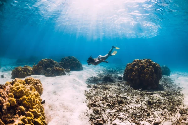 Kobieta Nurkuje Pod Wodą Żółtymi Płetwami Tropikalnym Oceanie Freediving Lub — Zdjęcie stockowe