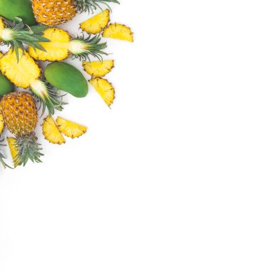 Beyaz arka planda lezzetli ananas ve mango meyveli yaz kompozisyonu. Düz yatış, üst görünüm.