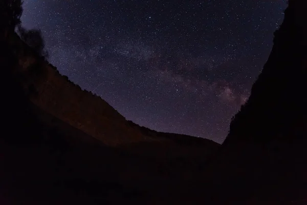 Cielo Estrellado Nocturno Con Vía Láctea Galaxia Cañón Montañas Con —  Fotos de Stock