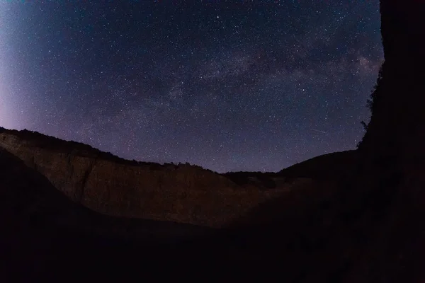 Cielo Estrellado Nocturno Con Vía Láctea Galaxia Cañón Montañas Con —  Fotos de Stock