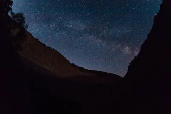 Cielo Estrellado Nocturno Con Vía Láctea Galaxia Cañón Montañas Con — Foto de Stock