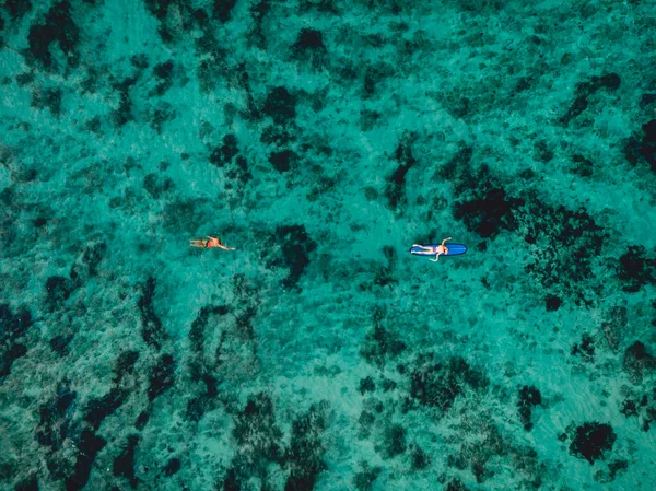 2020年6月6日 印度尼西亚巴厘 从空中俯瞰有孩子的家庭和海上冲浪 冲浪者家庭在水里放松一下 — 图库照片