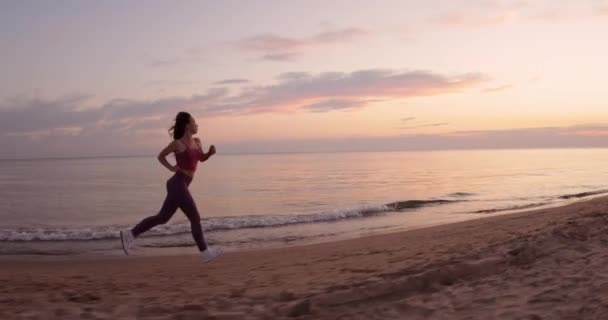 Biegająca Młoda Kobieta Plaży Sunset Sprawny Sportowiec Biegający Oceanicznym Wybrzeżu — Wideo stockowe