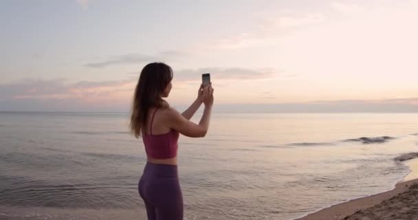 Atrakcyjna Kobieta Stojąca Smartfonem Fotografująca Zachód Słońca Lub Wschód Słońca — Wideo stockowe