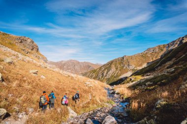 Ekim 07, 2019. Arkhyz, Rusya. Dağlarda bir grup yürüyüşçü turist.