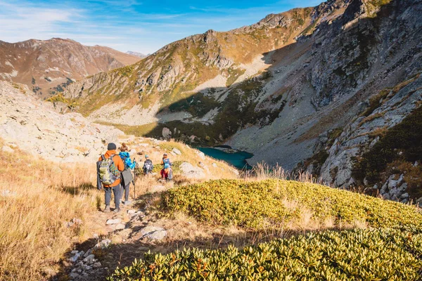 Octubre 2019 Arkhyz Rusia Grupo Turistas Excursionistas Las Montañas —  Fotos de Stock