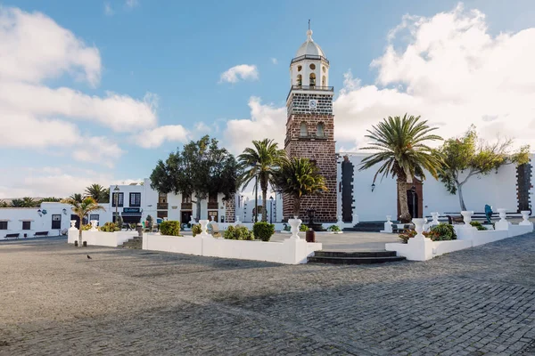 29 Temmuz 2020. Lanzarote, İspanya. Kiliseli Teguise şehrinin eski mimarisi..