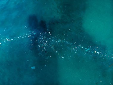 Okyanus suyu ve plastik çöp, hava manzarası. Cennet adasının en üst manzarası
