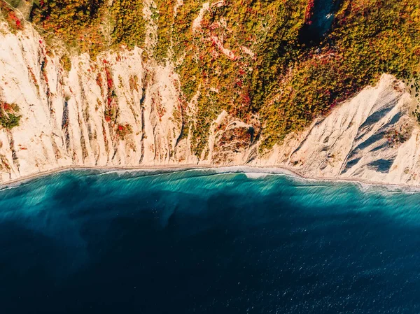 Letecký Pohled Skalnaté Pobřeží Útesem Modrým Mořem Podzimní Čas — Stock fotografie