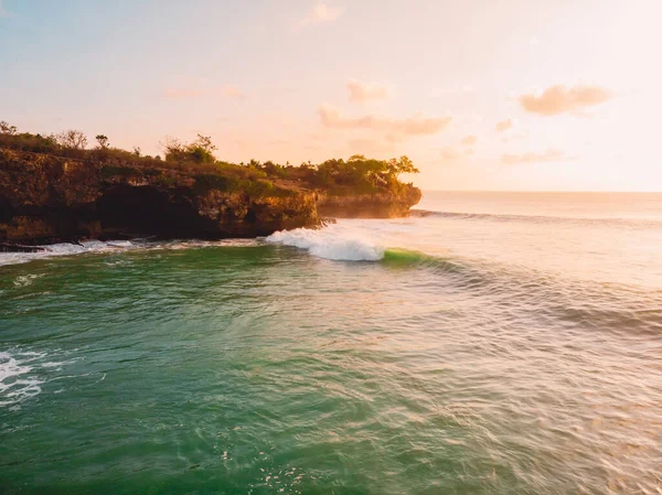 Letecký Pohled Skalnaté Pobřeží Pláží Vlnami Teplým Slunečním Světlem Bali — Stock fotografie