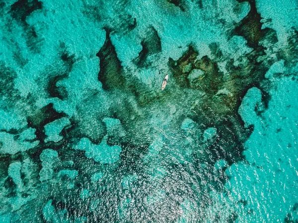 ターコイズブルーの海の水とボートに乗って漁師 空中撮影 トップ表示 — ストック写真