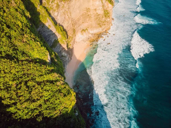 Costa Acantilado Con Playa Oculta Océano Azul Con Olas Bali —  Fotos de Stock