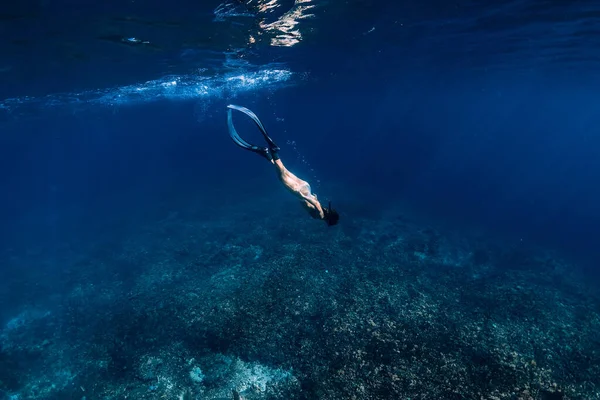 女性のフリーダイバーは海の中で水中で滑ります フィンとフリーダイビング — ストック写真