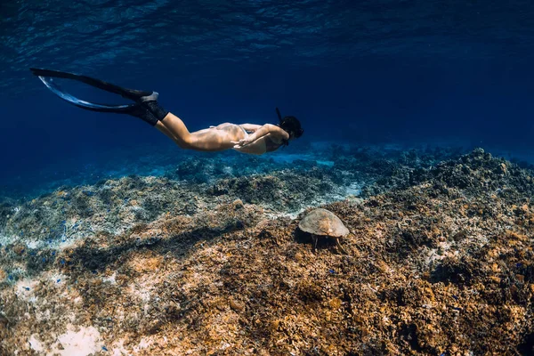 大きなウミガメと水中で泳ぐフィンを持つ女性 — ストック写真