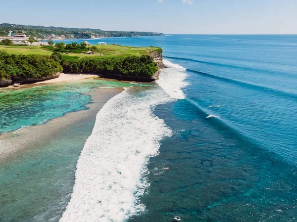 Mavi Okyanusta Sörf Dalgaları Arka Planda Uçurum Dalgalı Tropik Adanın — Stok fotoğraf
