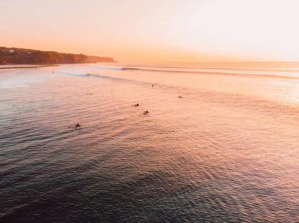 Vista Aérea Surfistas Oceano Pôr Sol Quente Bali Indonésia — Fotografia de Stock