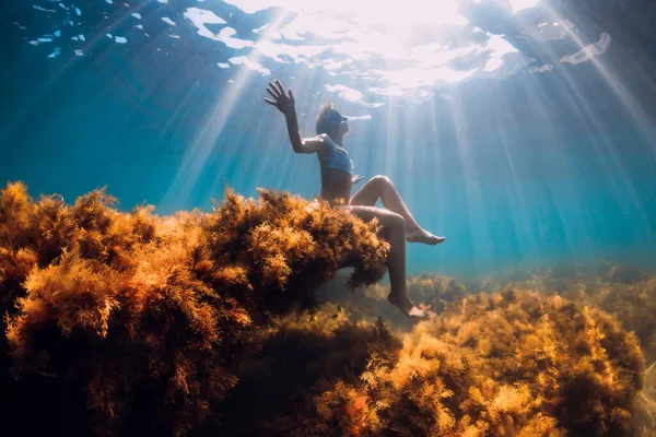 Kobieta Freediver Siedzi Skale Pod Wodą Freediving Błękitnym Morzu — Zdjęcie stockowe