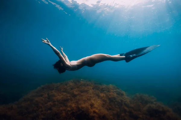 Kobieta Freediver Płetwami Relaks Błękitnym Morzu Kobieta Pod Wodą Refleksji — Zdjęcie stockowe