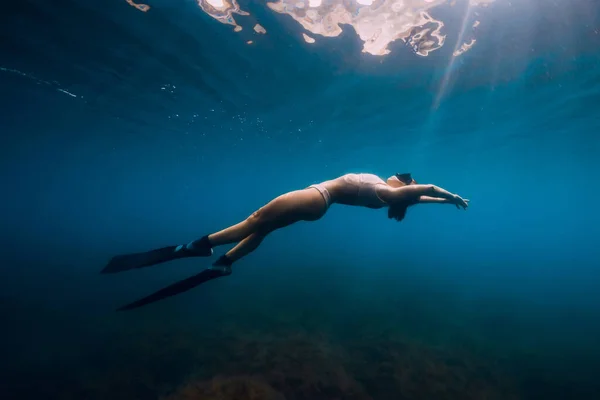 Γυναίκα Freediver Πτερύγια Χαλαρωτικό Μπλε Θάλασσα Γυναίκα Υποβρύχια Και Αντανάκλαση — Φωτογραφία Αρχείου