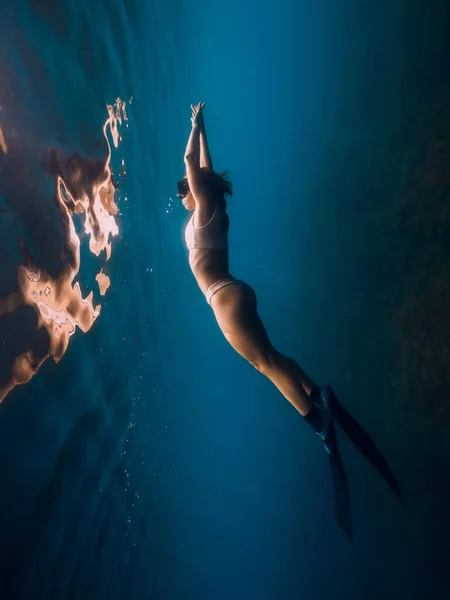 Kobieta Freediver Płetwami Relaks Błękitnym Morzu Kobieta Pod Wodą Refleksji — Zdjęcie stockowe