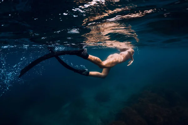 青い海でフィンを持つスポーティ女性が泳いでいます 海水浴 — ストック写真