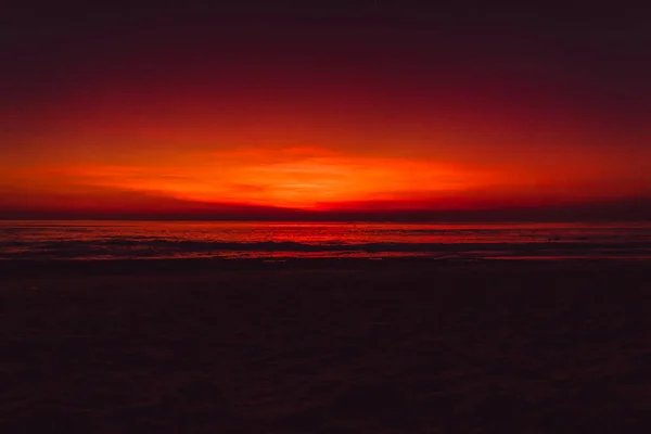 Praia Oceano Com Ondas Reflexão Pôr Sol Brilhante Nascer Sol — Fotografia de Stock