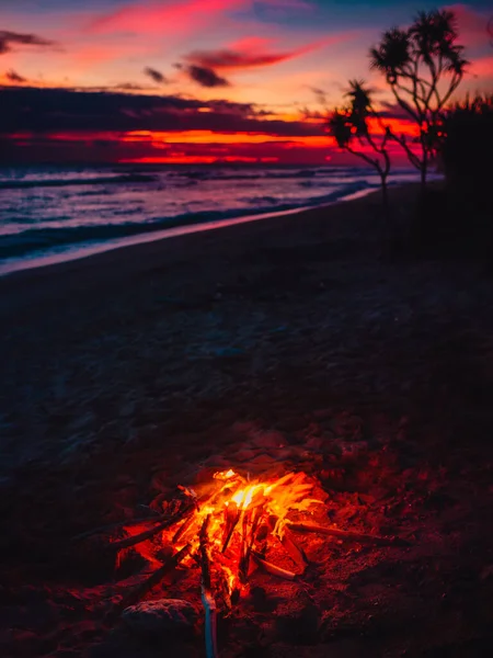 Костер Пляже Волнами Ярким Закатом Восходом Солнца Бали — стоковое фото