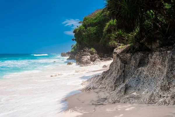 Тропический Дикий Пляж Белым Песком Бирюзовый Океан Волнами — стоковое фото
