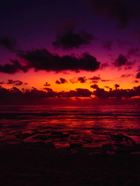 Океанский Пляж Волнами Отражением Ярком Закате Восходе Солнца Бали — стоковое фото