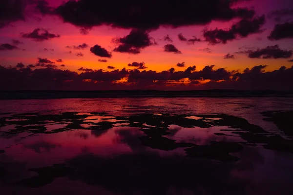 Praia Oceano Com Ondas Reflexão Pôr Sol Brilhante Nascer Sol — Fotografia de Stock