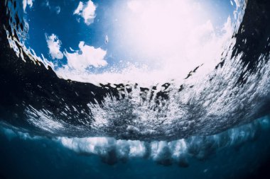 Köpüklü ve su altında hava kabarcıklarıyla çarpışan dalga. Şeffaf okyanus suyu