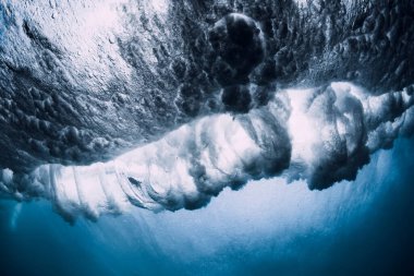 Köpüklü ve su altında hava kabarcıklarıyla çarpışan dalga. Şeffaf okyanus suyu
